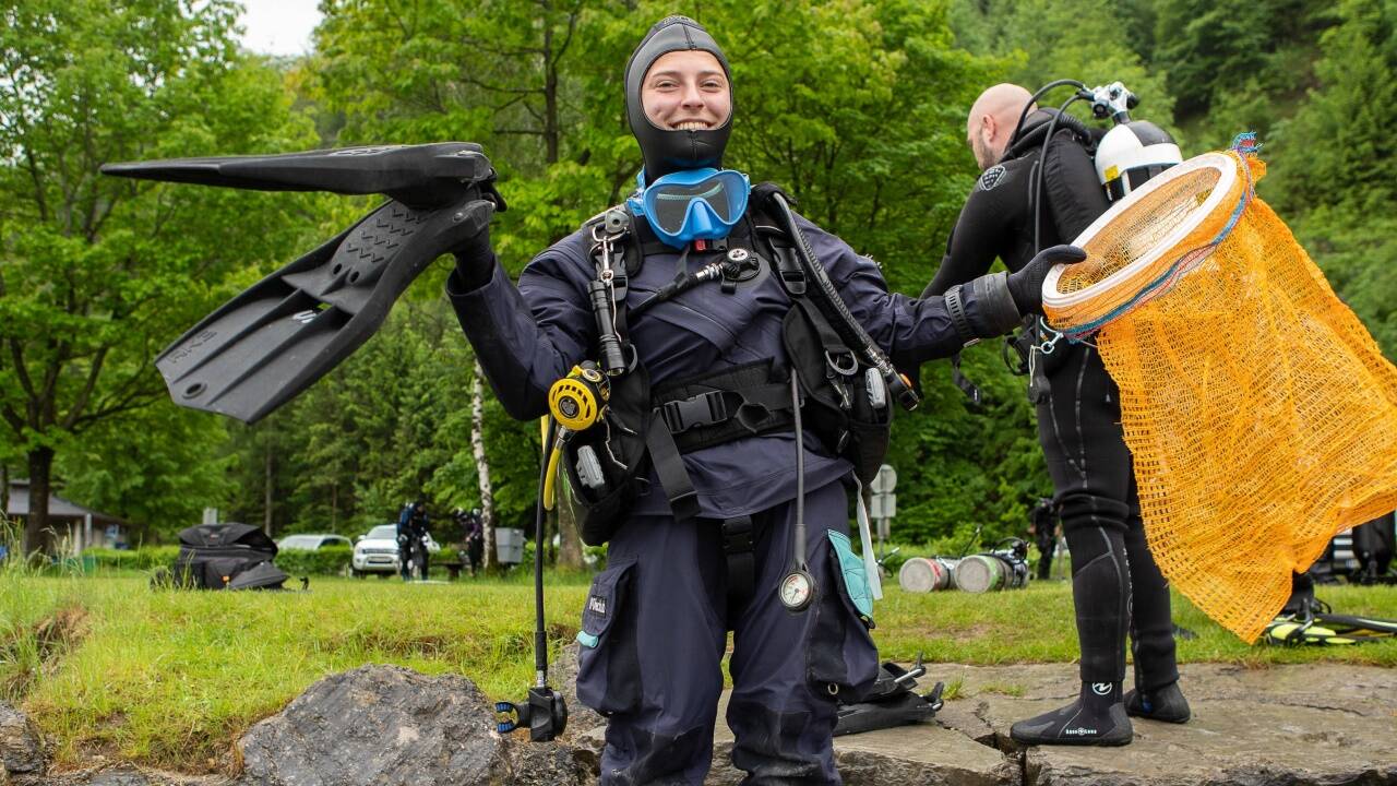 Mit Müllsack und Flossen ausgerüstet sucht Antonia Forster am Sonntag nach Müll im Wolfgangsee.  