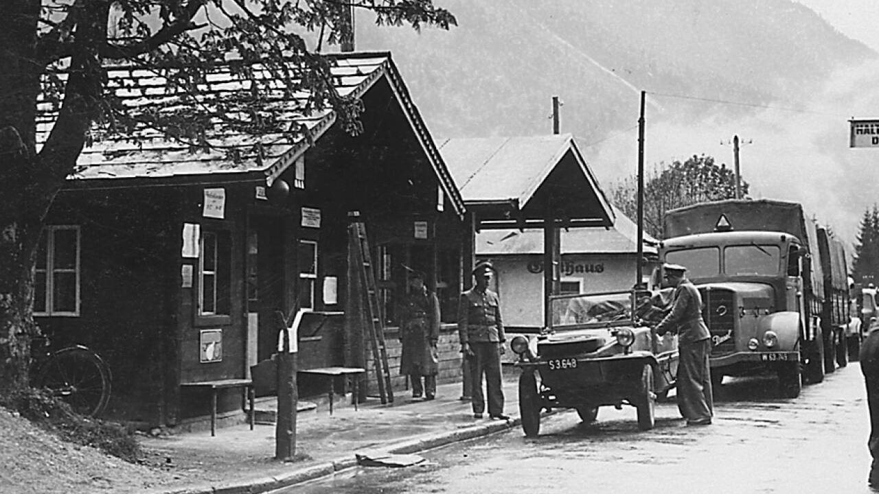Grenzkontrolle am Steinpass. Dorfarchiv UNken 