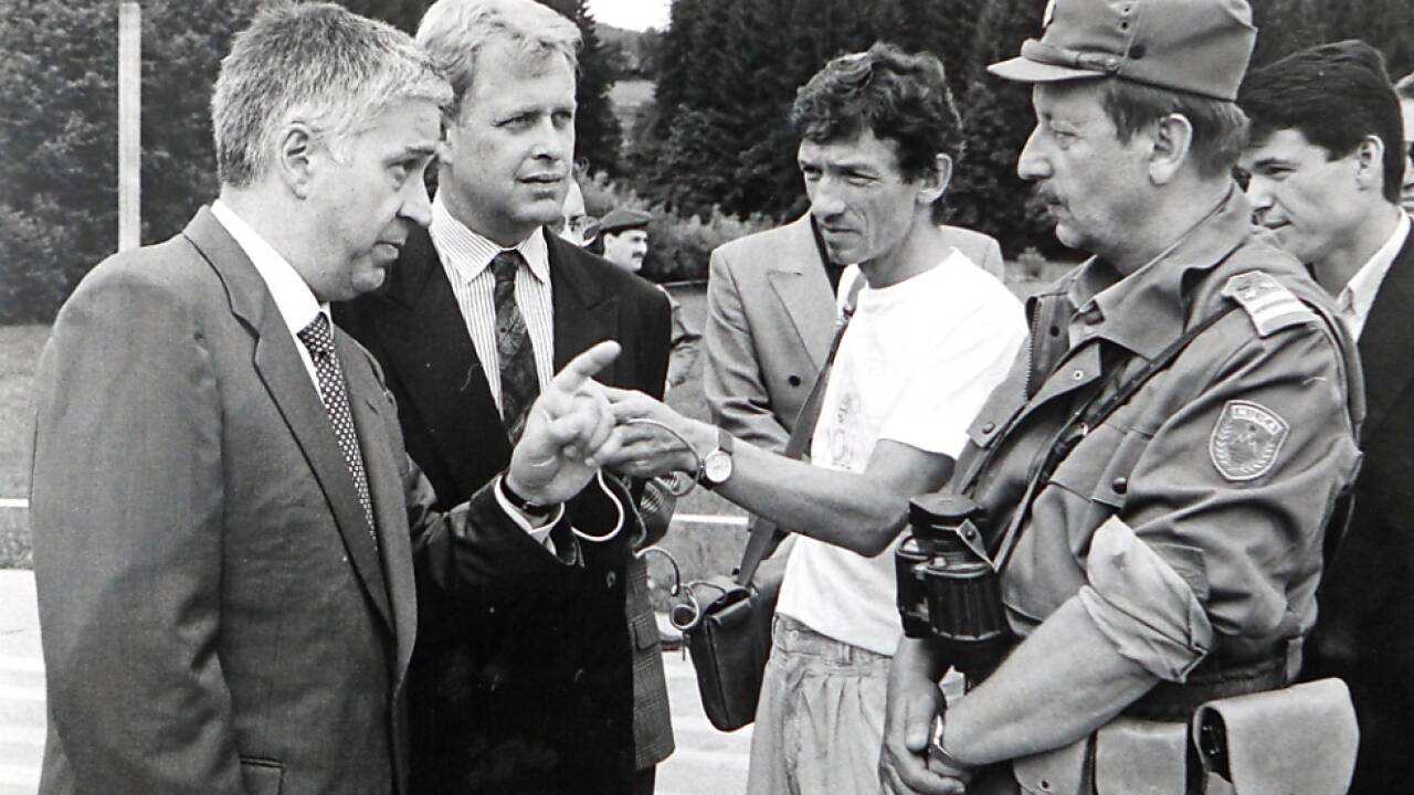 Kärntens Landeshauptmann Zernatto 1991 an der slowenischen Grenze 