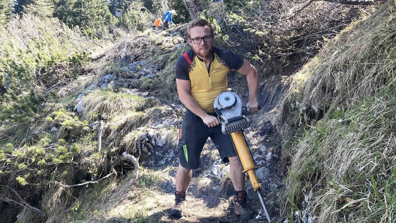 Sebastian Feldbacher bei Wegarbeiten unterhalb der Vierkaseralm. 