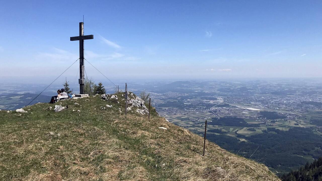 Vom Roverkreuz im künftigen Weidegebiet genießen Wanderer einen herrlichen Blick in den Salzburger Zentralraum.  