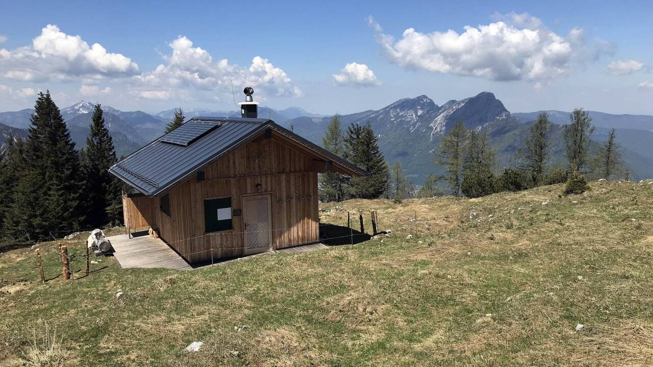 Das ist die Vierkaserhütte: Das ist keine Almhütte, sondern eine Schutzhütte. Die Bergrettung nutzt sie, sie ist auch eine Notunterkunft sowie Materiallager. 