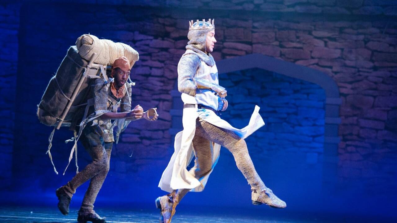 "Spamalot" im Landestheater: Wo die Kokosnüsse aufploppen