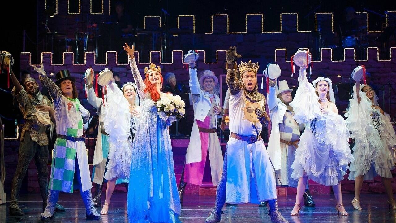 "Spamalot" im Landestheater: Wo die Kokosnüsse aufploppen