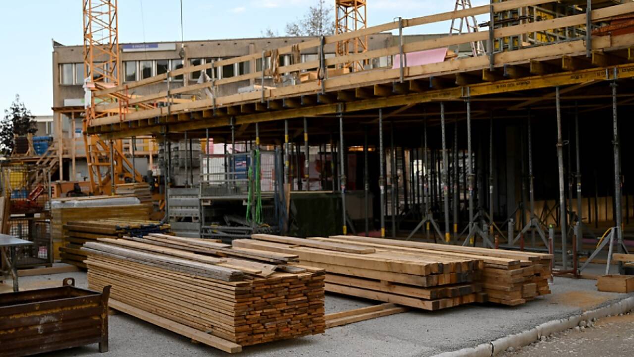 Seit Ende 2020 gibt es Lieferengpässe bei Holz.  Seit Ende 2020 gibt es Lieferengpässe bei Holz.
