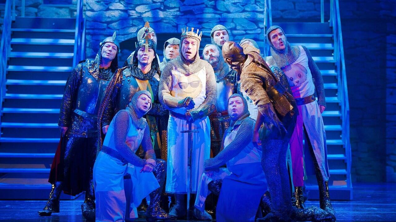 "Spamalot" im Landestheater: Wo die Kokosnüsse aufploppen