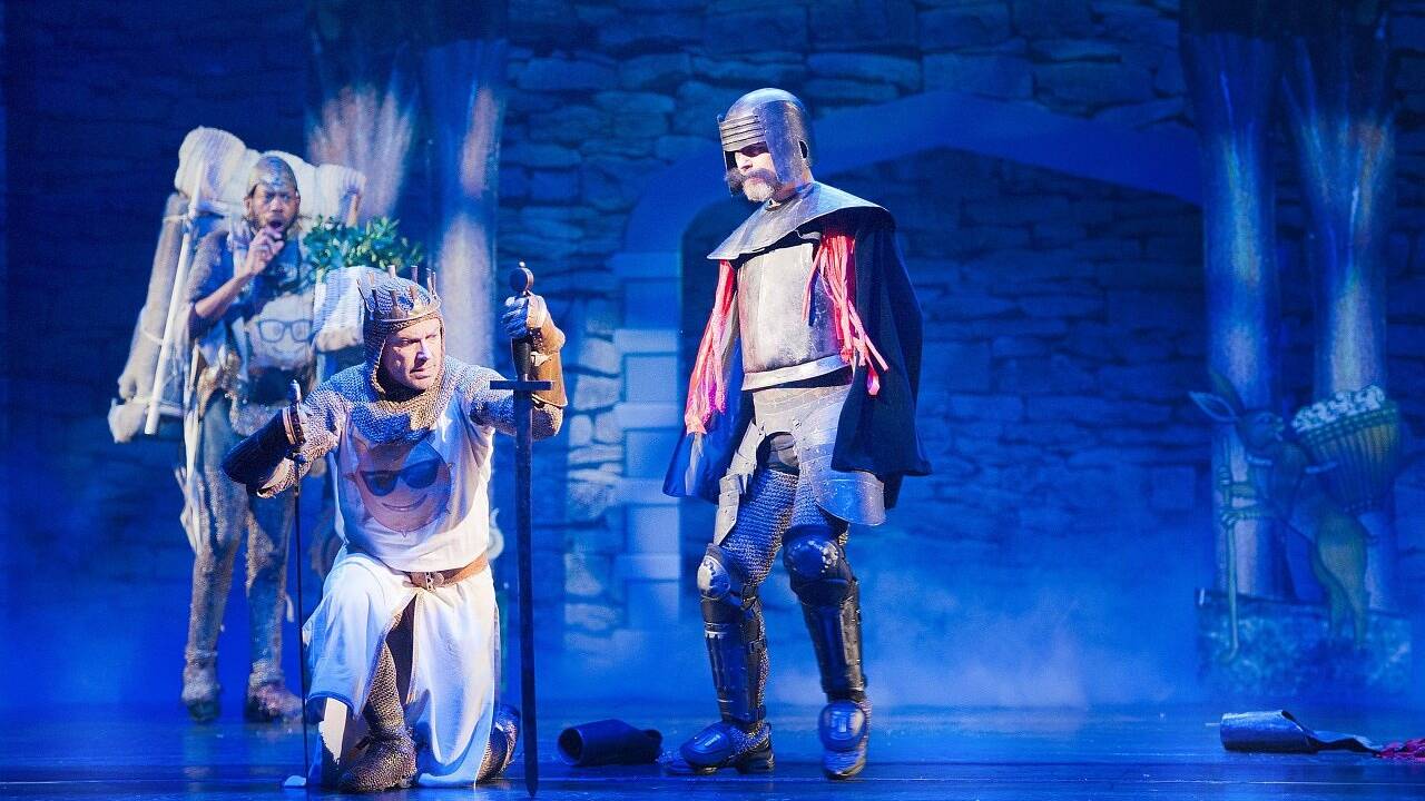 "Spamalot" im Landestheater: Wo die Kokosnüsse aufploppen