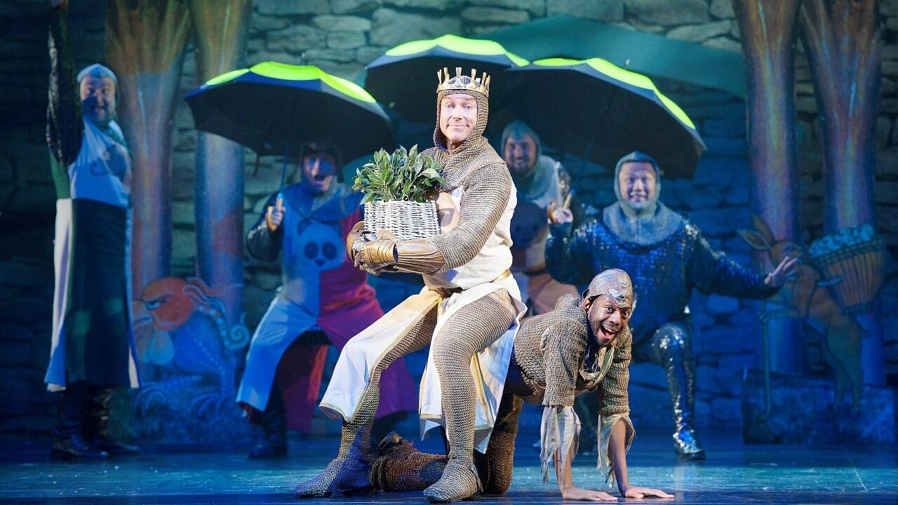 "Spamalot" im Landestheater: Wo die Kokosnüsse aufploppen