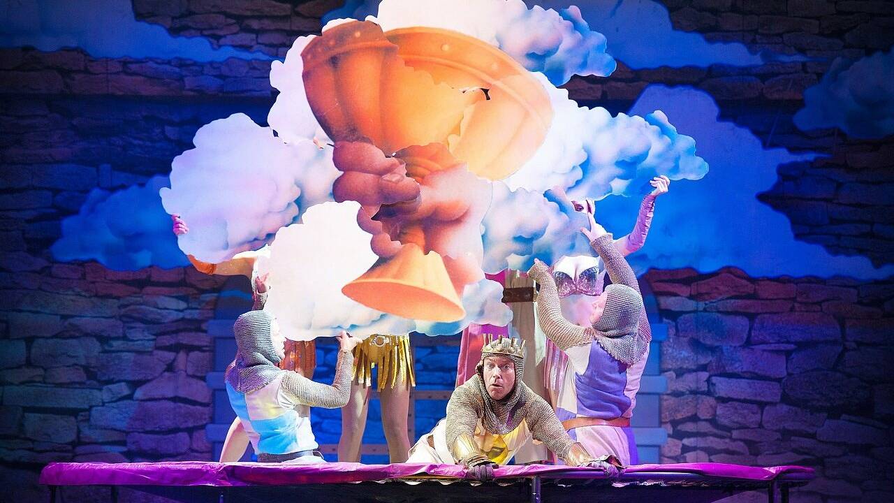 "Spamalot" im Landestheater: Wo die Kokosnüsse aufploppen