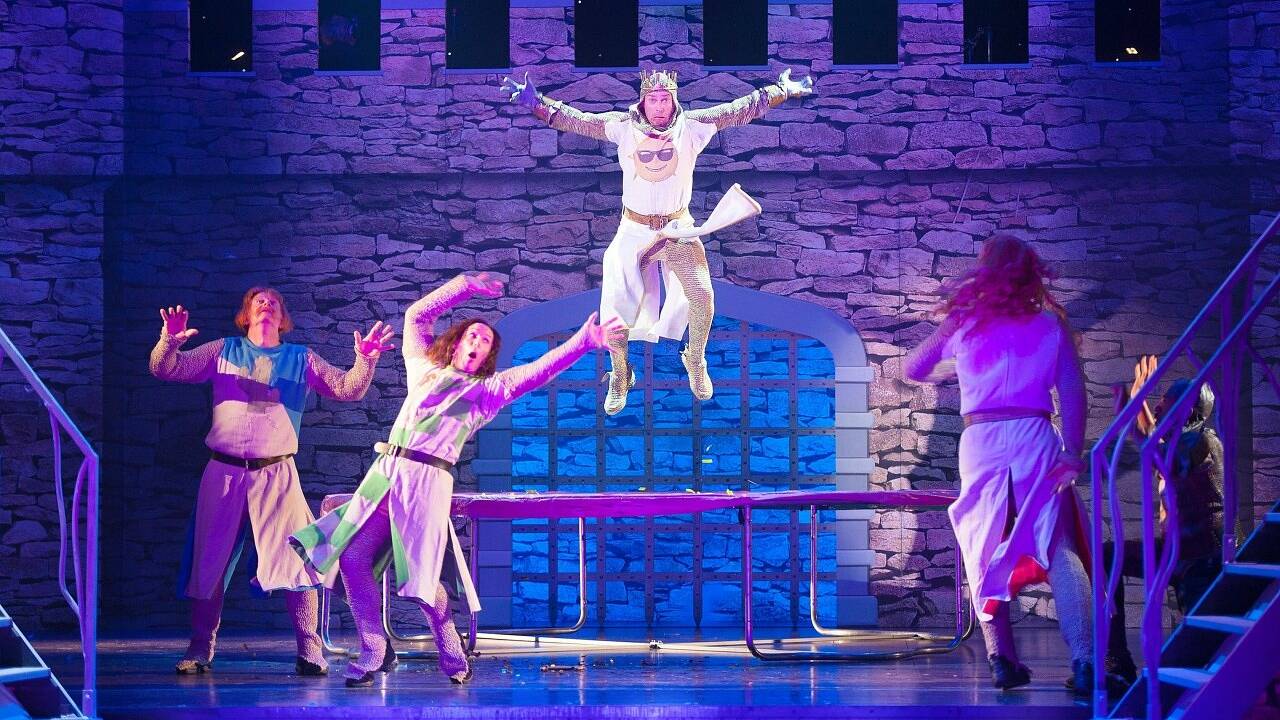 "Spamalot" im Landestheater: Wo die Kokosnüsse aufploppen