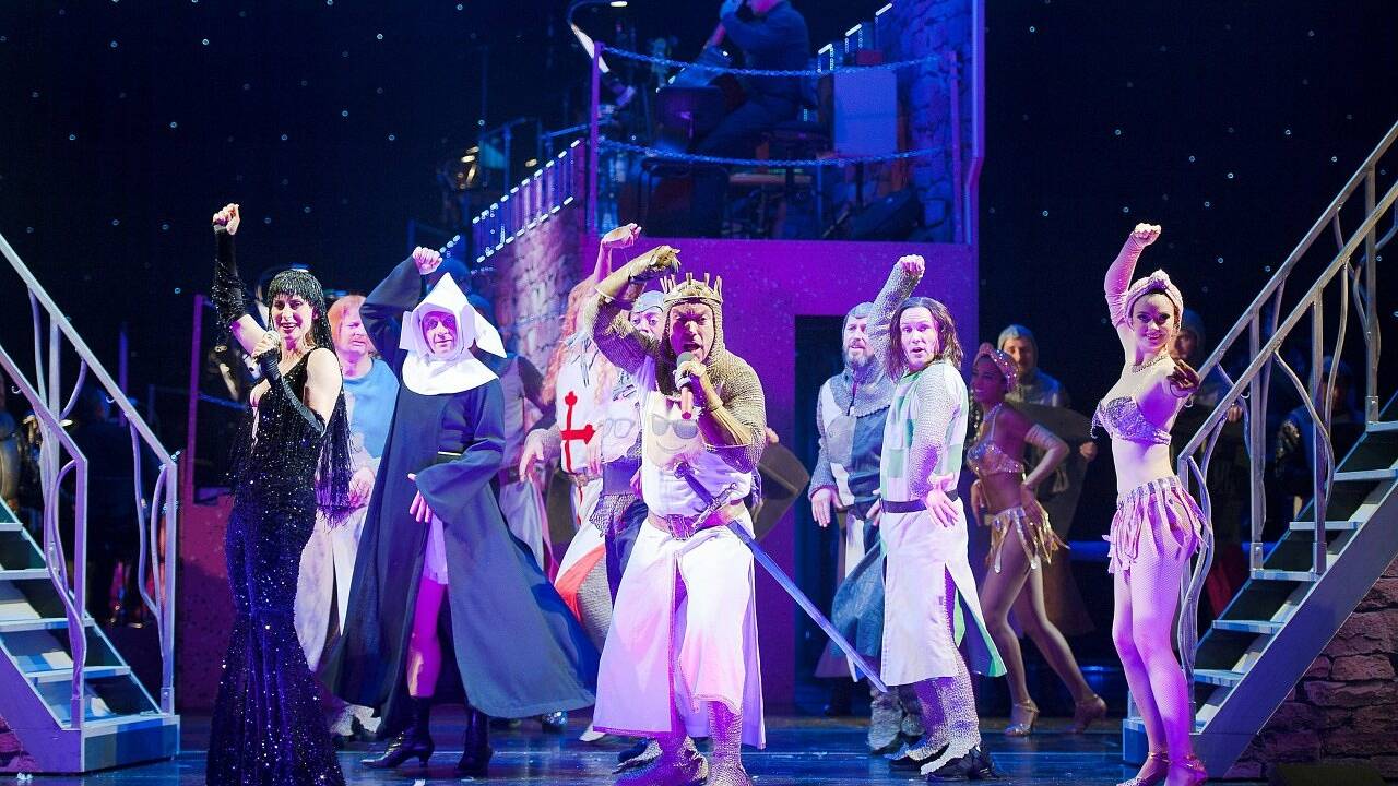 "Spamalot" im Landestheater: Wo die Kokosnüsse aufploppen