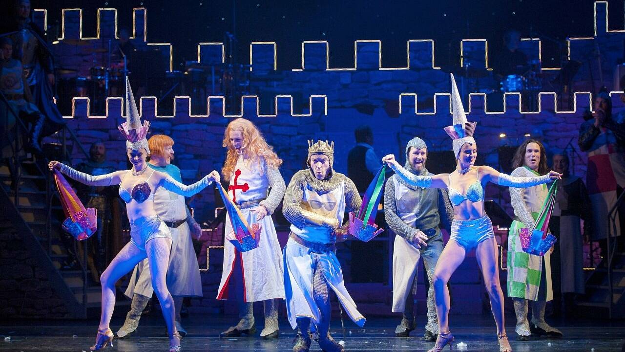 "Spamalot" im Landestheater: Wo die Kokosnüsse aufploppen