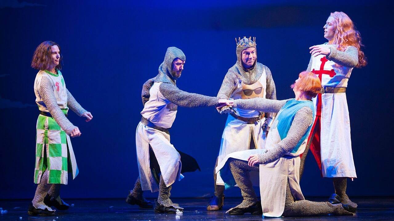 "Spamalot" im Landestheater: Wo die Kokosnüsse aufploppen