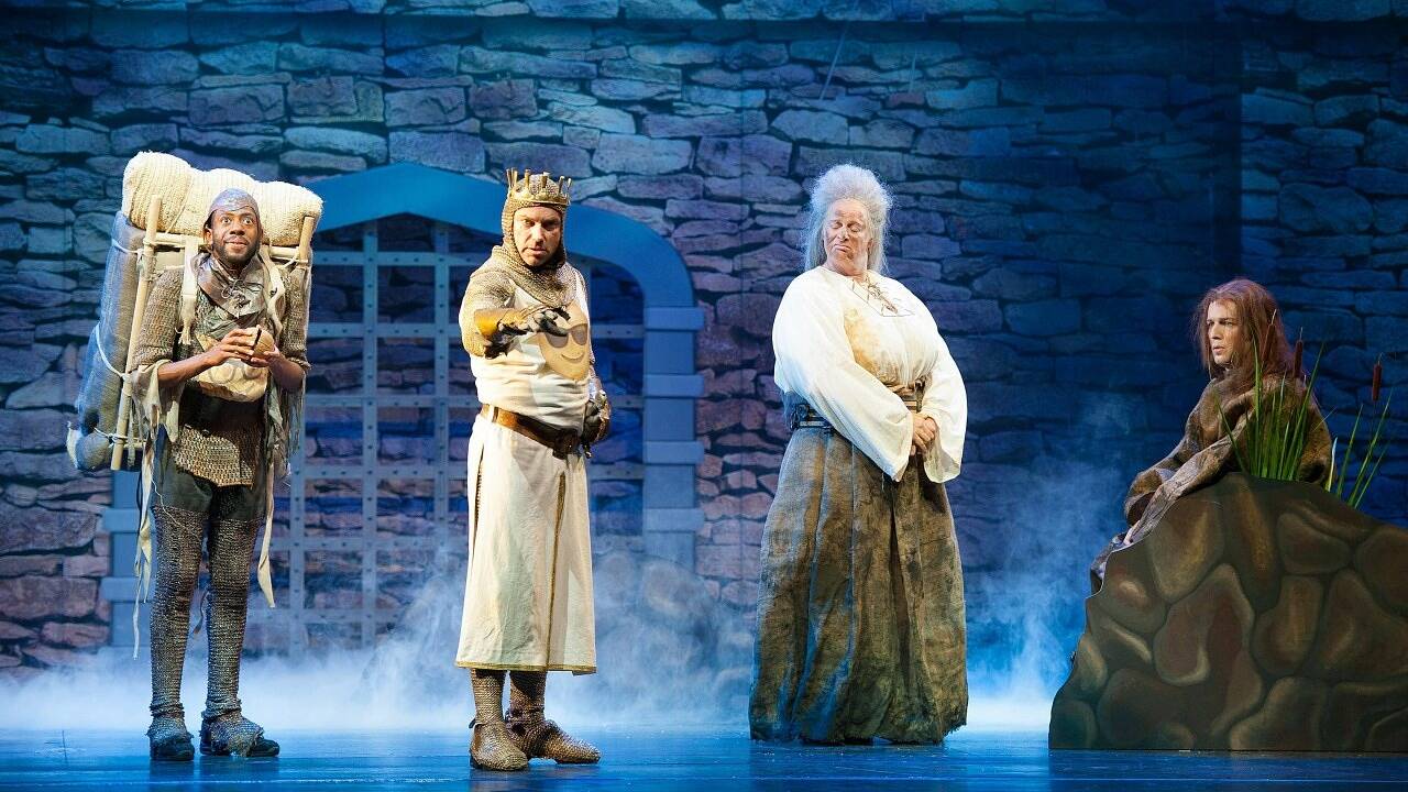 "Spamalot" im Landestheater: Wo die Kokosnüsse aufploppen