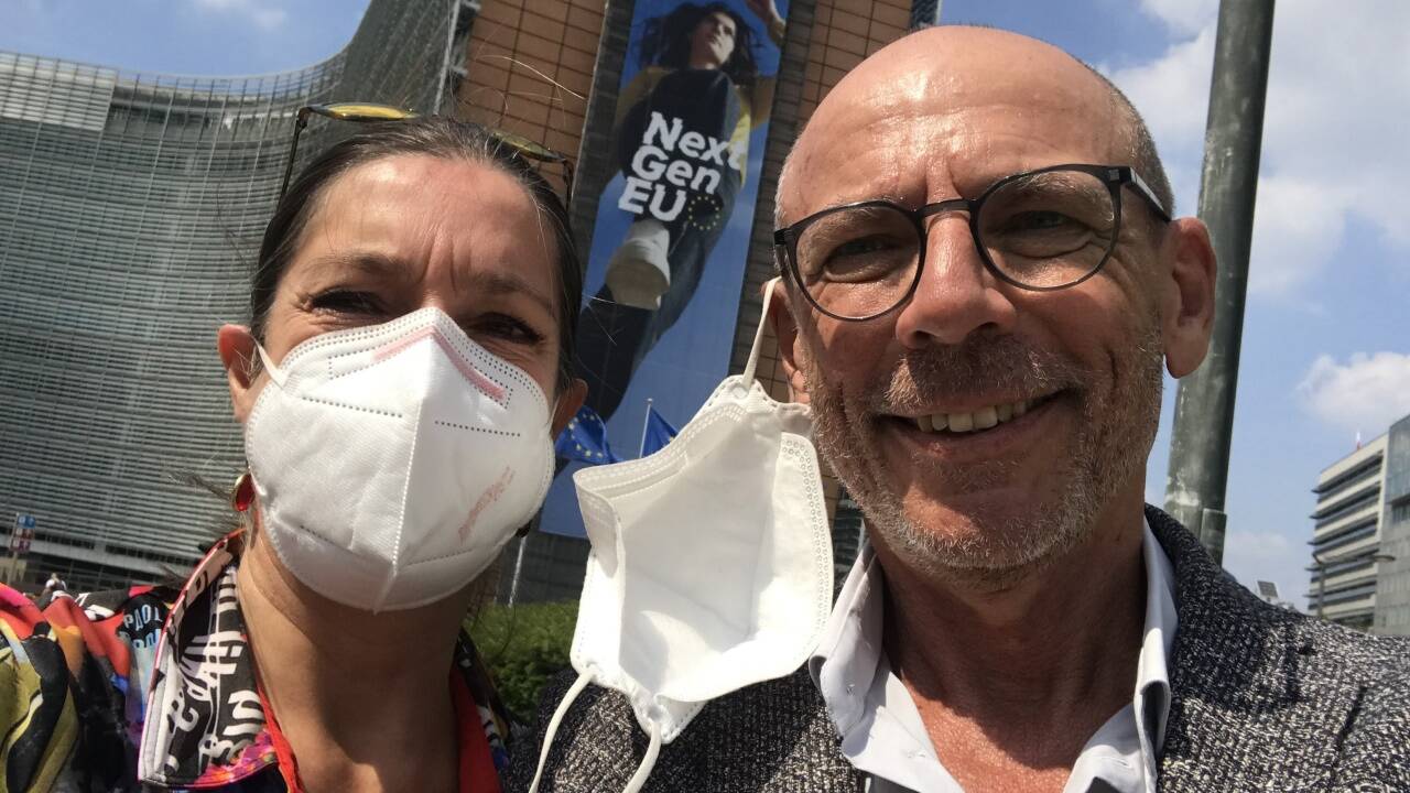 Mit oder ohne Maske? Das ist nur noch eine Frage des Geschmacks in Brüssel. Im Bild die SN-Brüssel-Korrespondenten Sylvia Wörgetter und Martin Stricker.  
