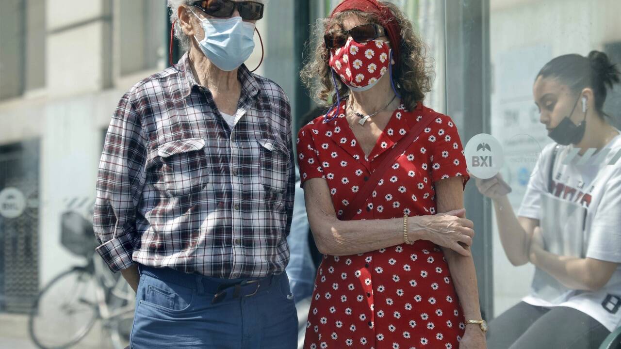 Gewohnheit oder Vorsicht? Dieses Brüsseler Paar trug am Mittwoch immer noch Maske, selbst im Freien, obwohl es das erstmals nicht mehr müsste. 