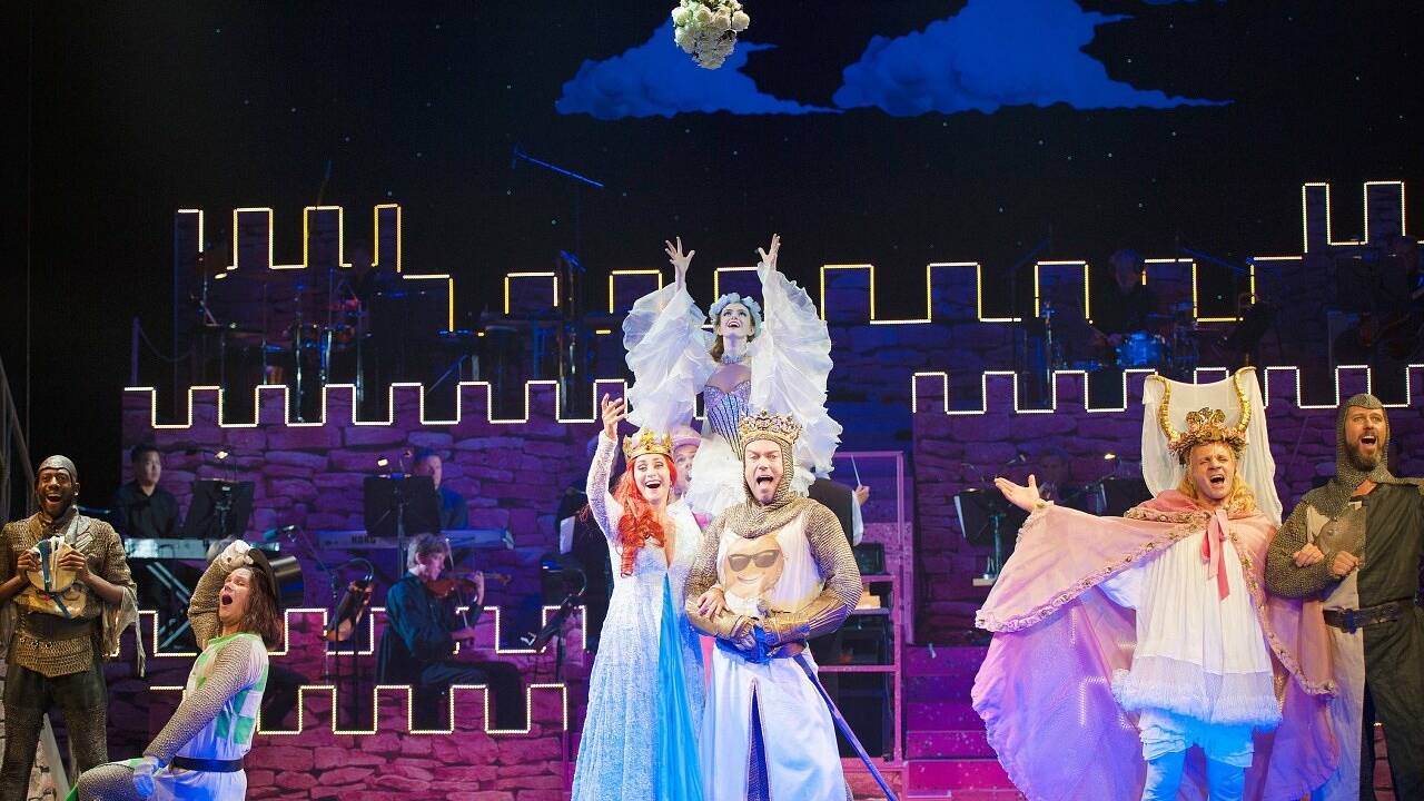 "Spamalot" im Landestheater: Wo die Kokosnüsse aufploppen