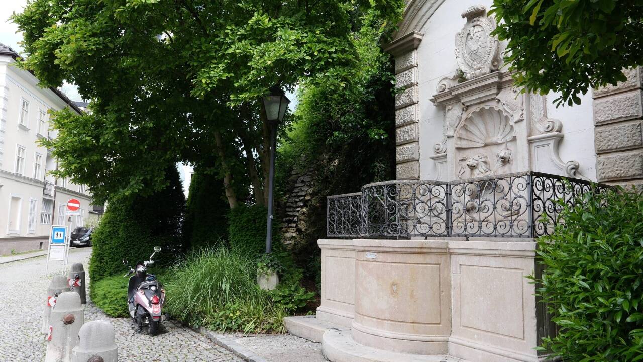 Ein Salzburger Stadtbrunnen, der mehr als 300 Jahre alt ist, aber „erst“ seit 130 Jahren hier am Äußeren Stein steht.  