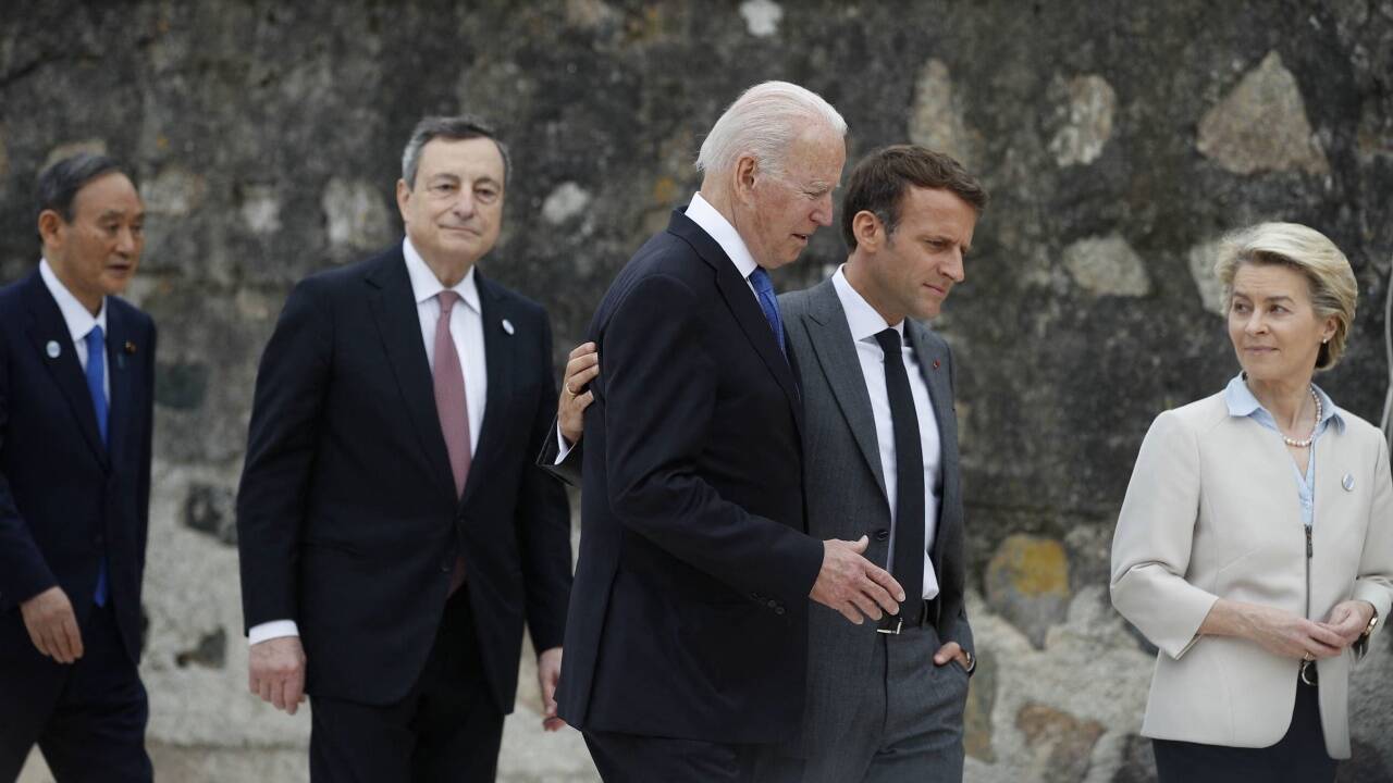 Unter sich: Frankreichs Präsident Emmanuel Macron und US-Präsident Joe Biden in der Bildmitte, rechts EU-Kommissionspräsidentin Ursula von der Leyen. Hinter Biden blickt Italiens Regierungschef Mario Draghi in die Kamera, von links schreitet Japans Premier Yoshihide Suga. 