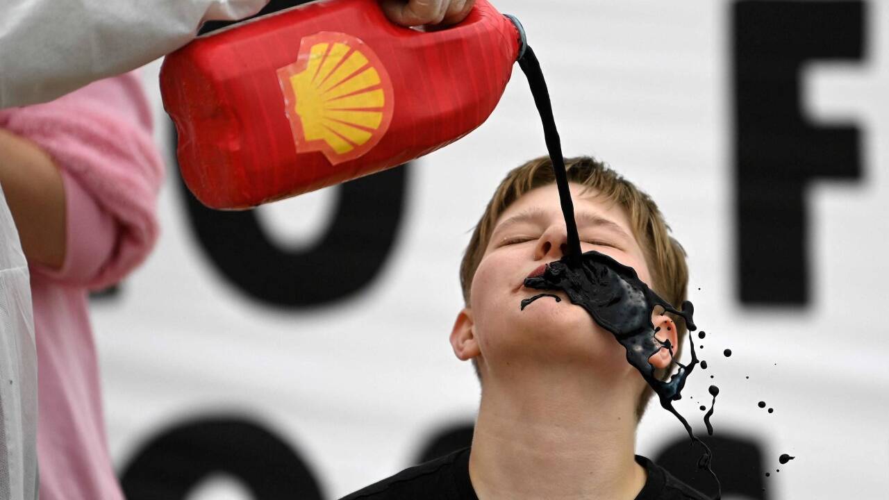 Protest gegen die florierenden Geschäfte der Ölkonzerne.  