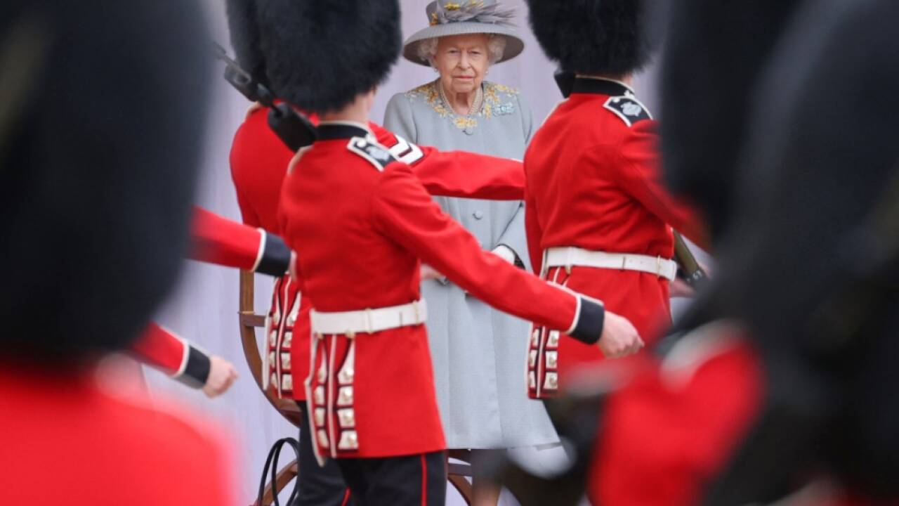 Gardisten marschieren auf Schloss Windsor an der Queen vorbei Gardisten marschieren auf Schloss Windsor an der Queen vorbei