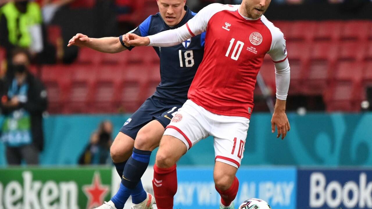 Der finnische Verteidiger Jere Uronen (links) und der Mittelfeldspieler Christian Eriksen aus Dänemark im Zweikampf. 