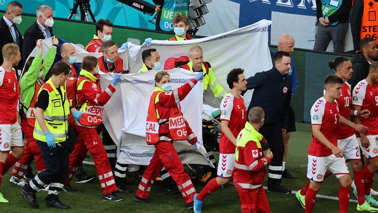 Schock bei der EM: Eriksen wird nach Zusammenbruch abtransportiert. 
