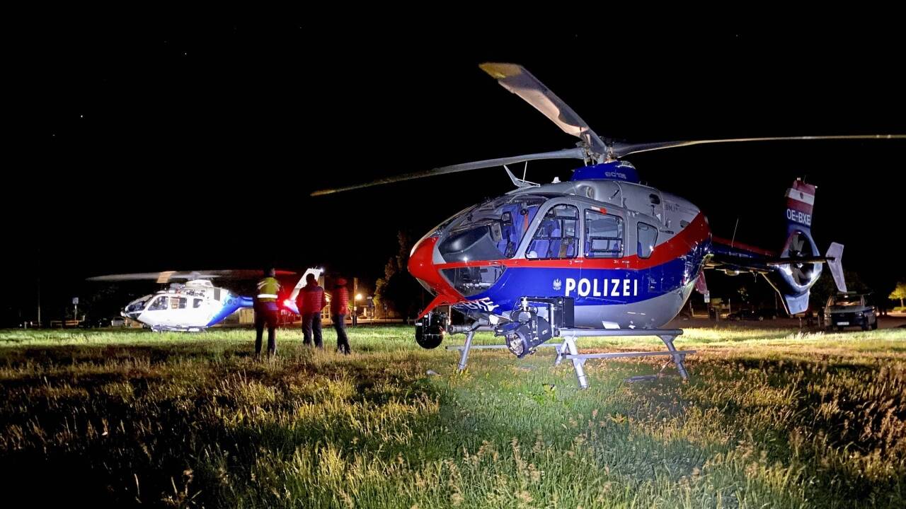 Der Salzburger Polizeihubschrauber „Libelle“, dahinter der deutsche Helikopter „Edelweiß“ im nächtlichen Einsatz. 