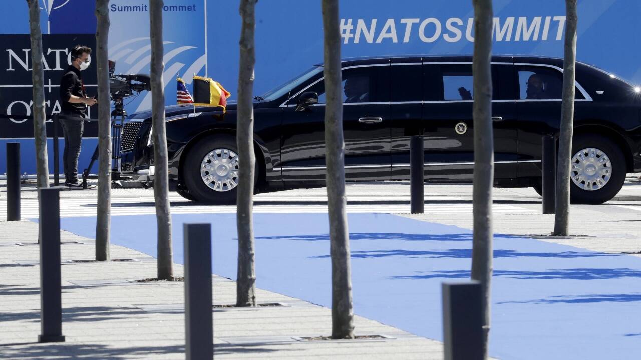 „The Beast“ fährt vor den Nato-Hauptquartier vor.  „The Beast“ fährt vor den Nato-Hauptquartier vor.