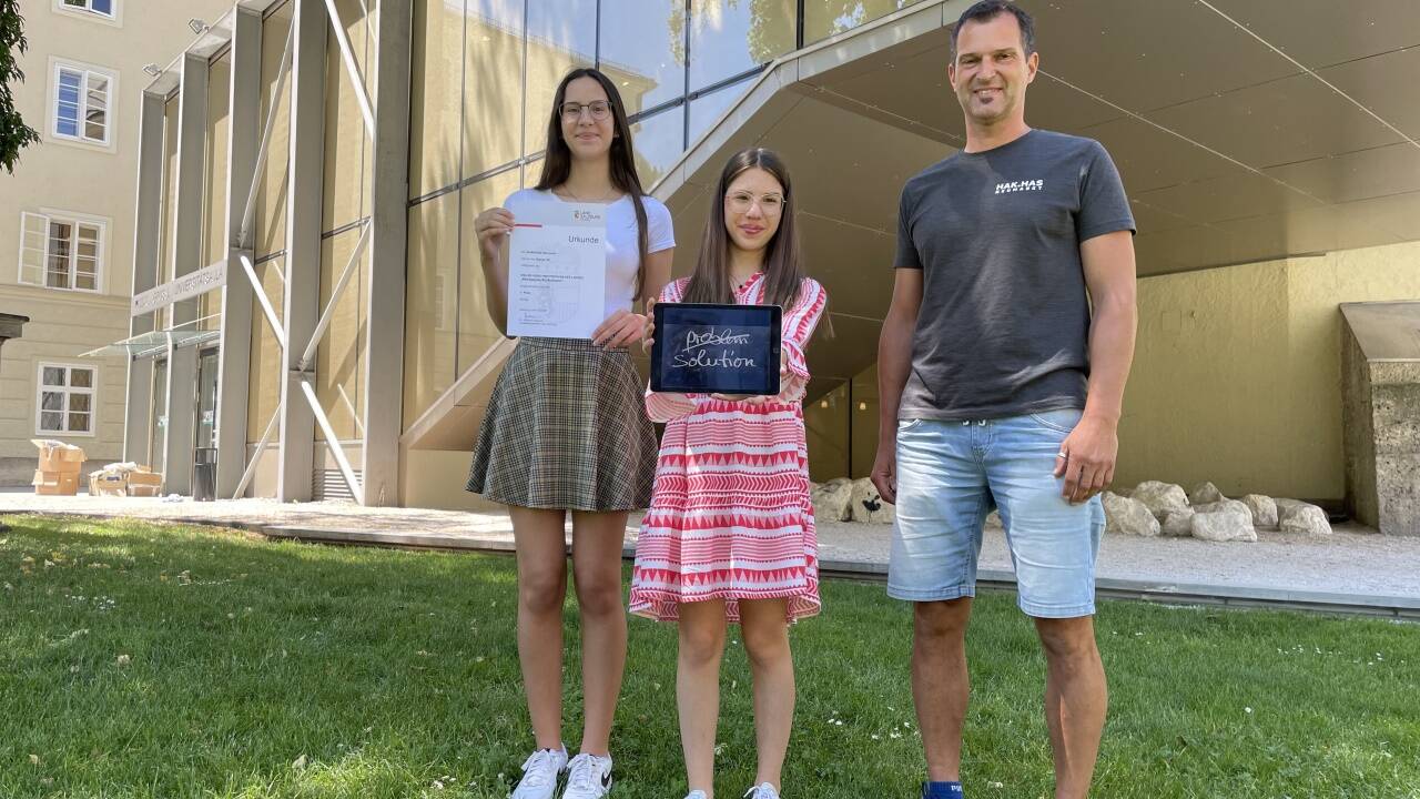 Beatrice Muresan und Laura Jelecevic mit Geografielehrer Armin Schmid. Beatrice Muresan und Laura Jelecevic mit Geografielehrer Armin Schmid.
