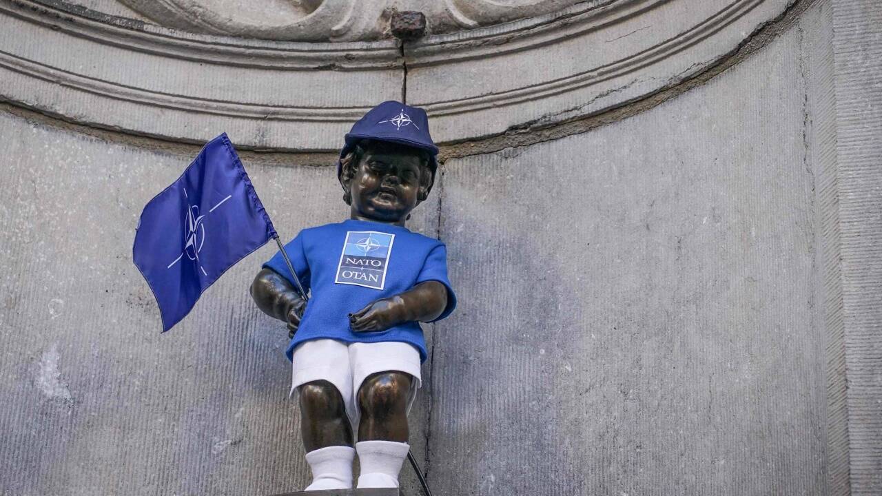 Brüssels Wahrzeichen Manneken Pis in Nato-Blau.  Brüssels Wahrzeichen Manneken Pis in Nato-Blau.