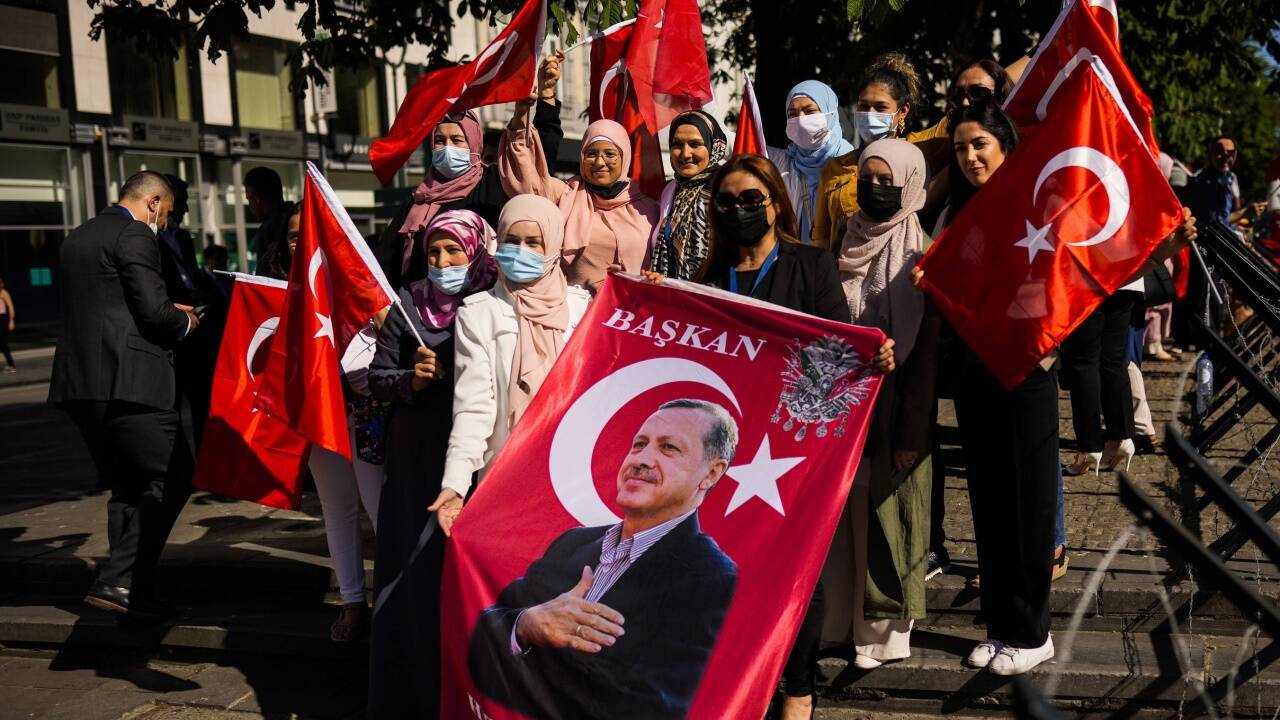 Erdogan-Fans warten auf die Ankunft des türkischen Staatspräsidenten.  Erdogan-Fans warten auf die Ankunft des türkischen Staatspräsidenten.