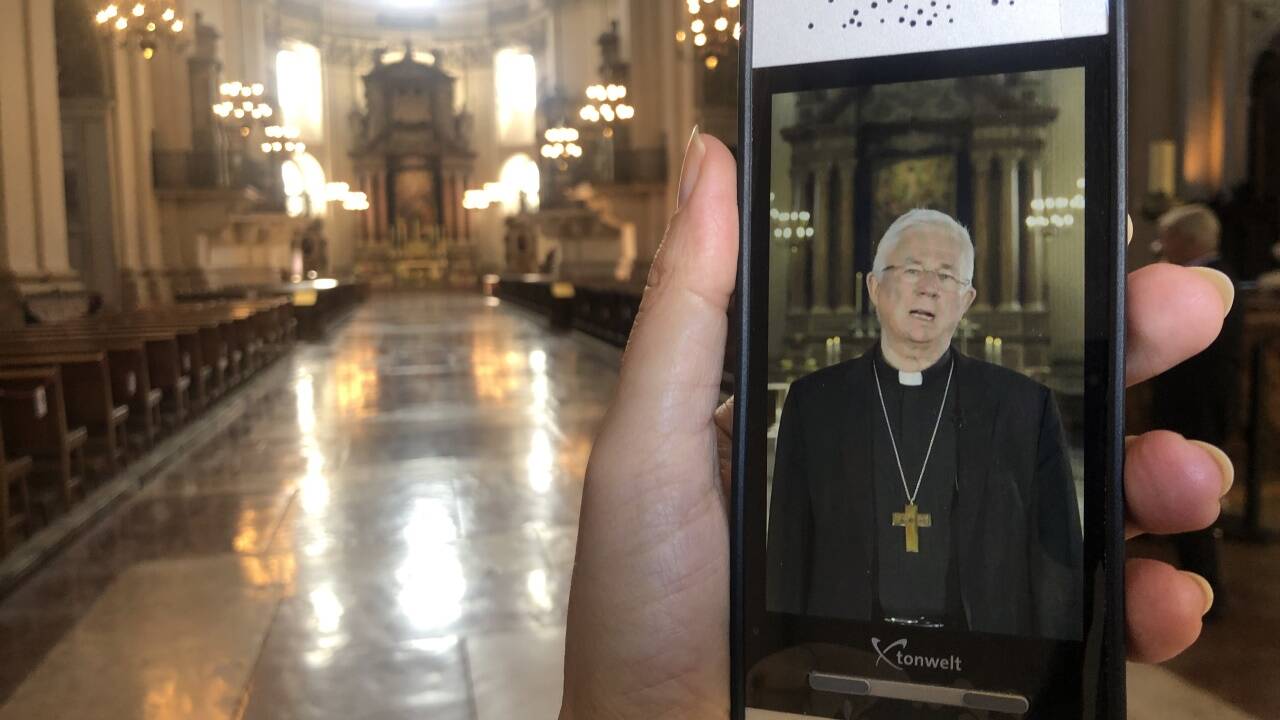 Salzburgs Erzbischof Franz Lackner begrüßt die Dombesucher per Audioguide. 