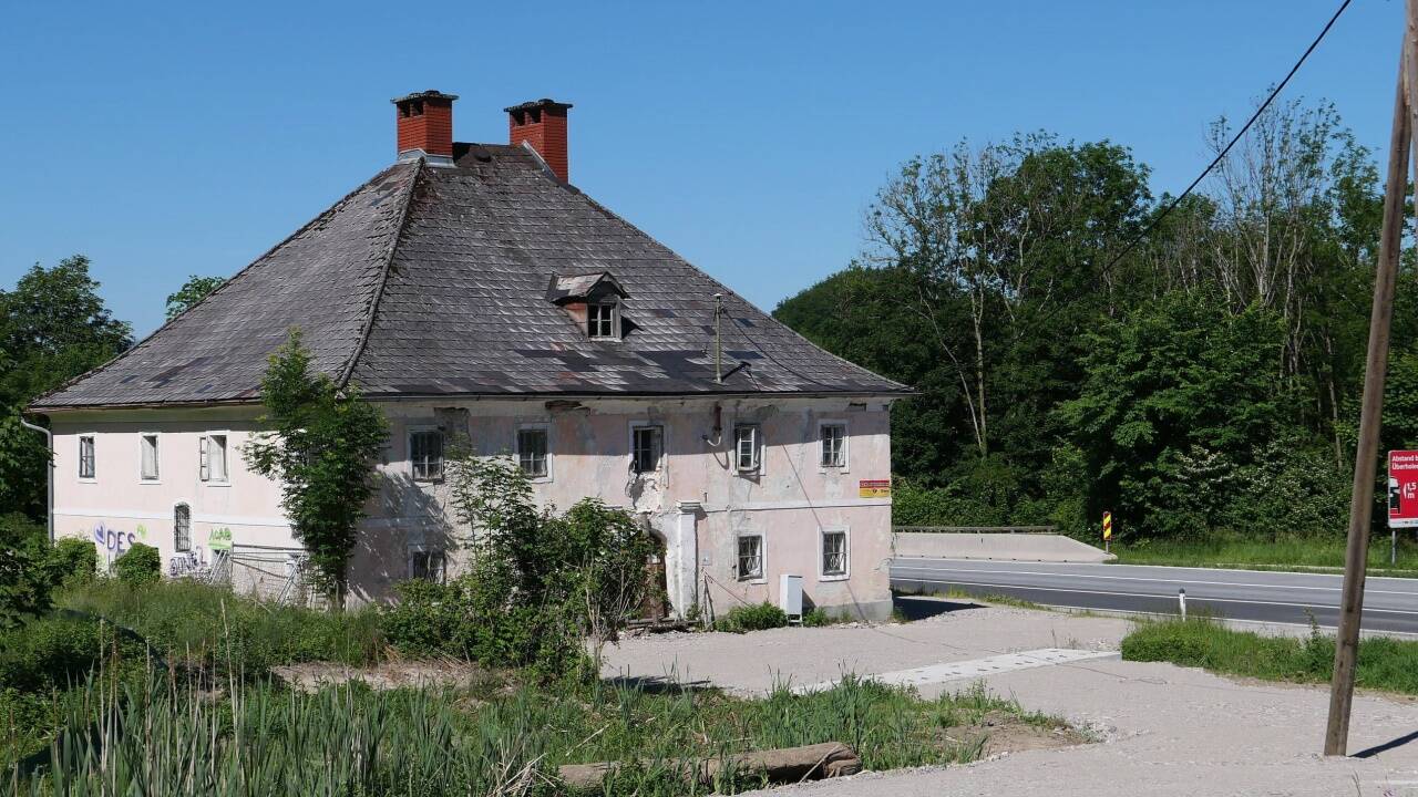 Das ehemalige erzbischöfliche Jagdschloss direkt an der Wolfgangsee-Straße.  