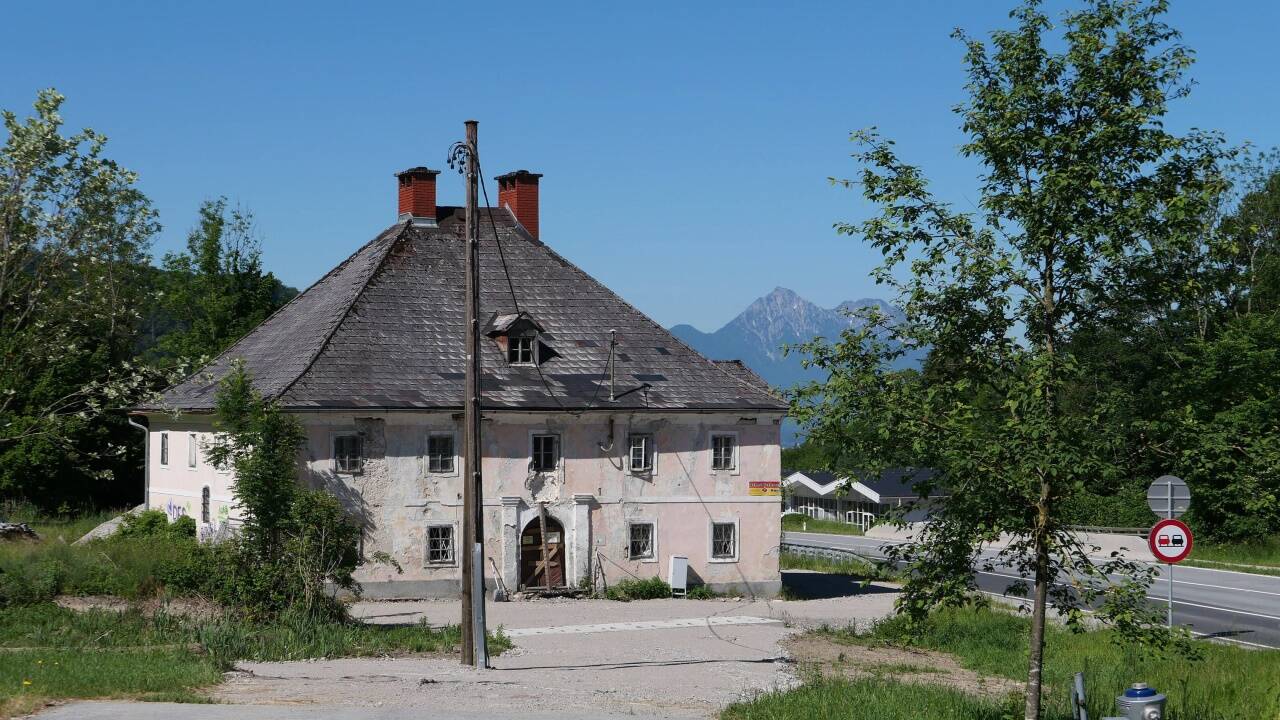 Das ehemalige erzbischöfliche Jagdschloss direkt an der Wolfgangsee-Straße.  