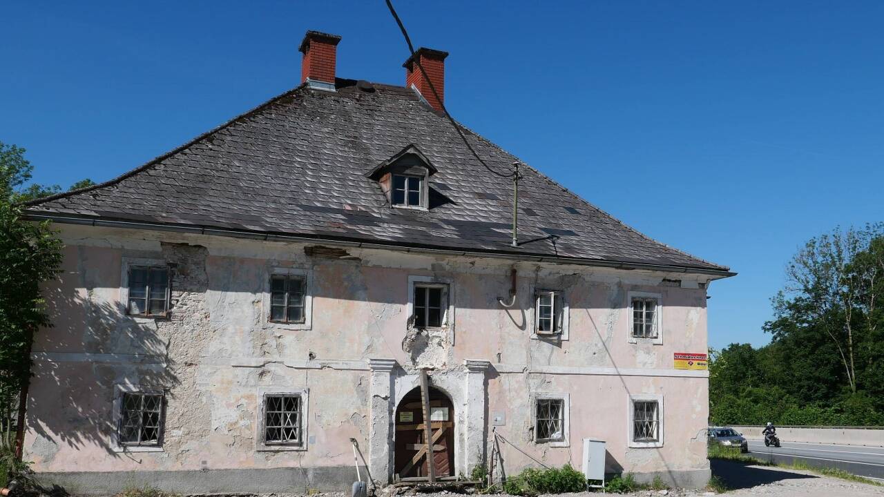Das ehemalige erzbischöfliche Jagdschloss direkt an der Wolfgangsee-Straße.  