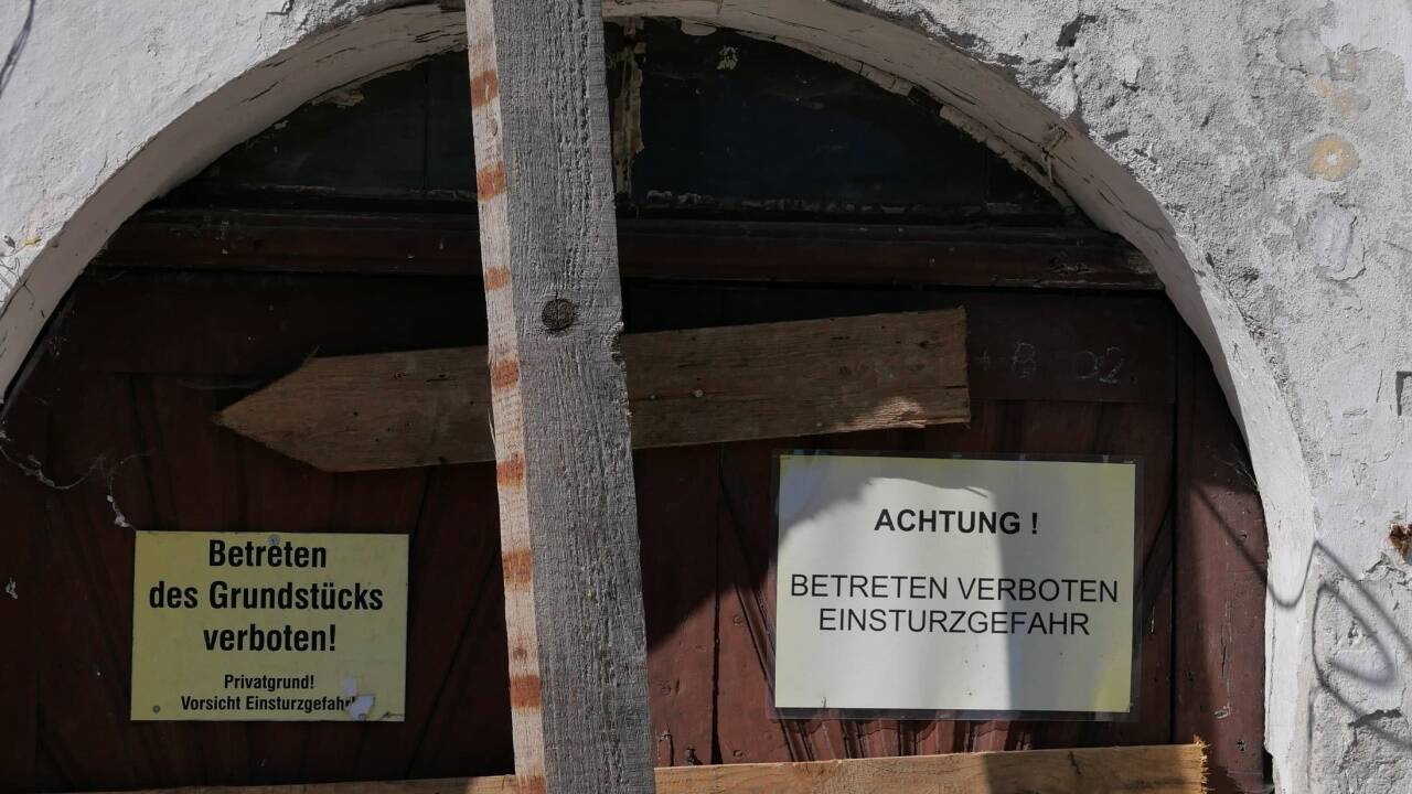 Auf den Türen wird vor Einsturzgefahr gewarnt.  
