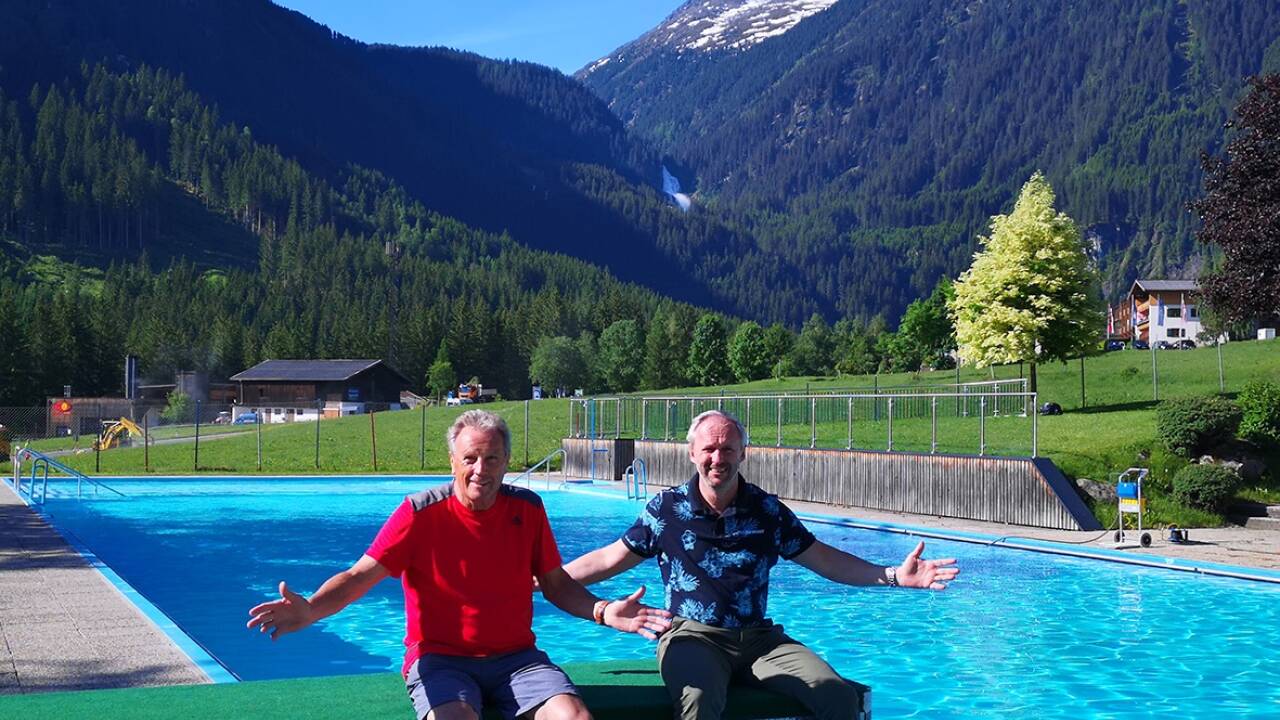Leutgeb (links) und Czerny auf dem kritisierten Sprungpodest. Sie sagen, die Wassertiefe von 2,60 Meter sei über 40 Jahre lang ausreichend gewesen. Das nicht federnde Podest ist nur 90 Zentimeter hoch. Leutgeb (links) und Czerny auf dem kritisierten Sprungpodest. Sie sagen, die Wassertiefe von 2,60 Meter sei über 40 Jahre lang ausreichend gewesen. Das nicht federnde Podest ist nur 90 Zentimeter hoch.