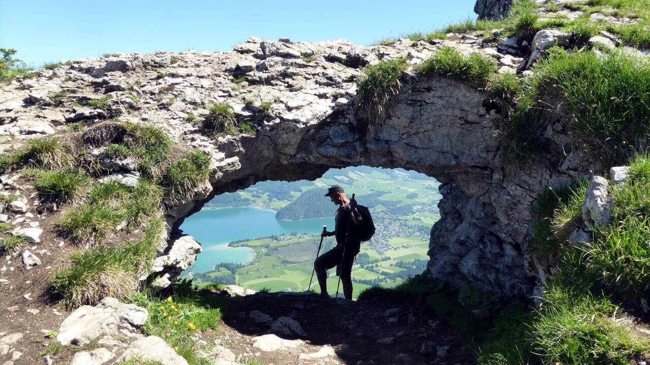 Das Felsenfenster im Kamm der Bleckwand ist ein beliebtes Fotomotiv. Das Felsenfenster im Kamm der Bleckwand ist ein beliebtes Fotomotiv.