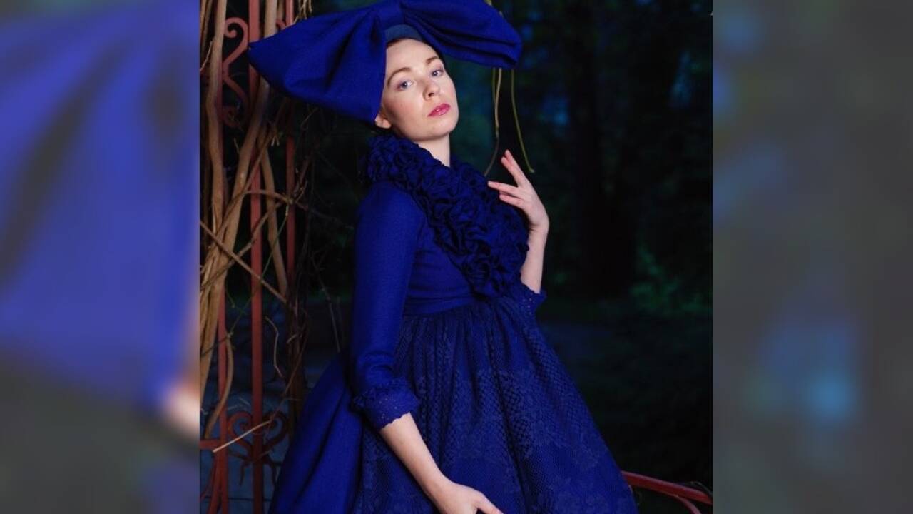 Eines von zehn von Susanne Bisovsky nach historischen Vorlagen geschneiderten Modellen aus Blaudruck.   Eines von zehn von Susanne Bisovsky nach historischen Vorlagen geschneiderten Modellen aus Blaudruck.