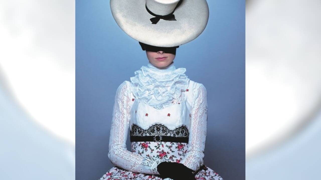 Dirndl von Susanne Bisovsky und Ischler Hut von Bittner Hüte.<br>  Dirndl von Susanne Bisovsky und Ischler Hut von Bittner Hüte.<br>