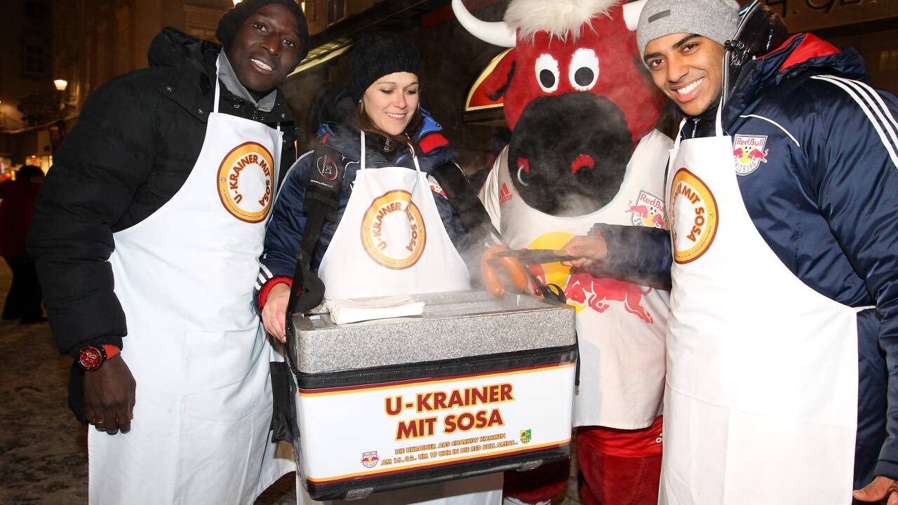 Sie waren jung und brauchten das Geld: Ibrahim Sekagya und Alan von Red Bull Salzburg servierten 2012 Würstel mit Eintrittskarte.  