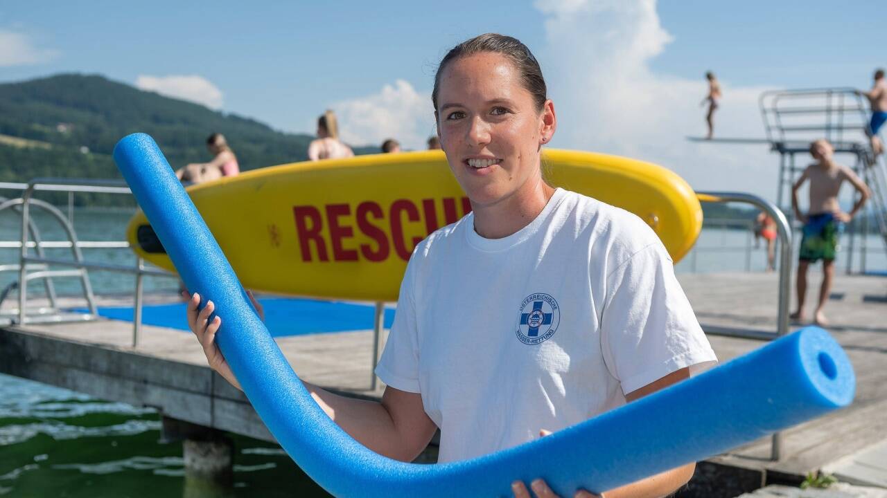 Mithilfe eines Schwimmbretts oder einer „Nudel“ lehrt Daniela Nobis Kinder und Erwachsene das Schwimmen.  