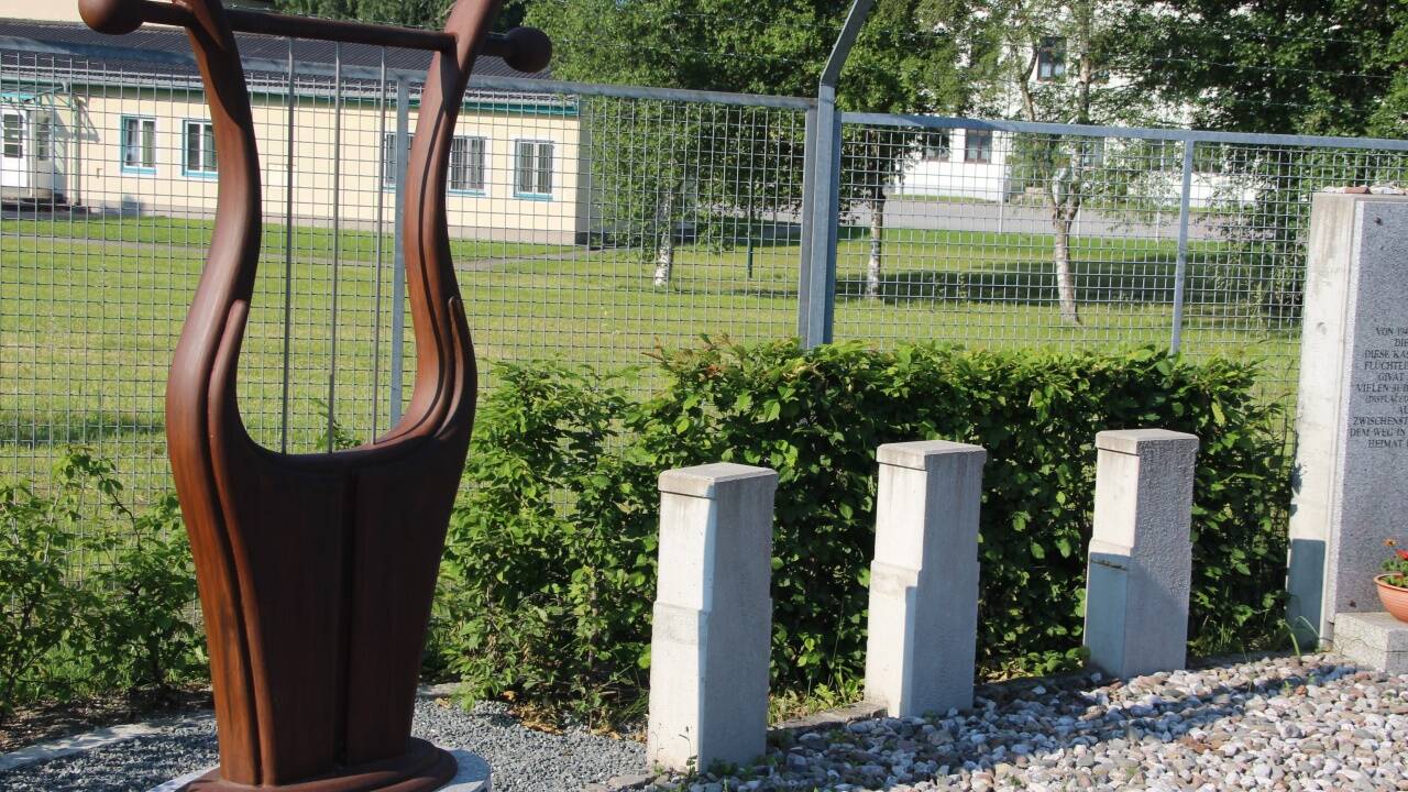 Moshe Frumins Davidsharfe vor der Wallnerkaserne in Saalfelden. 