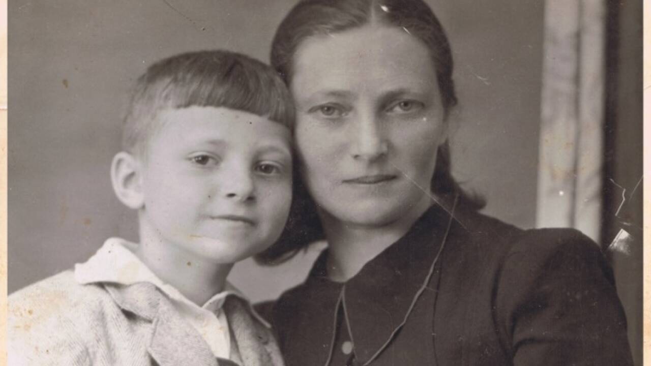 Moshe Frumin mit seiner Mutter Yehudit während der Zeit in Saalfelden 1946/47, fotografiert von Karl Bauer. 