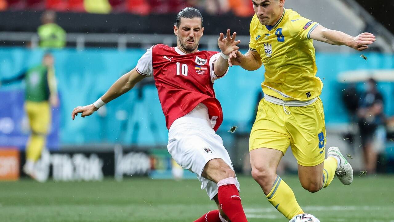 Florian Grillitsch (l.) rechtfertigte seine Nominierung und wurde zum „Man of the Match“ gewählt.  