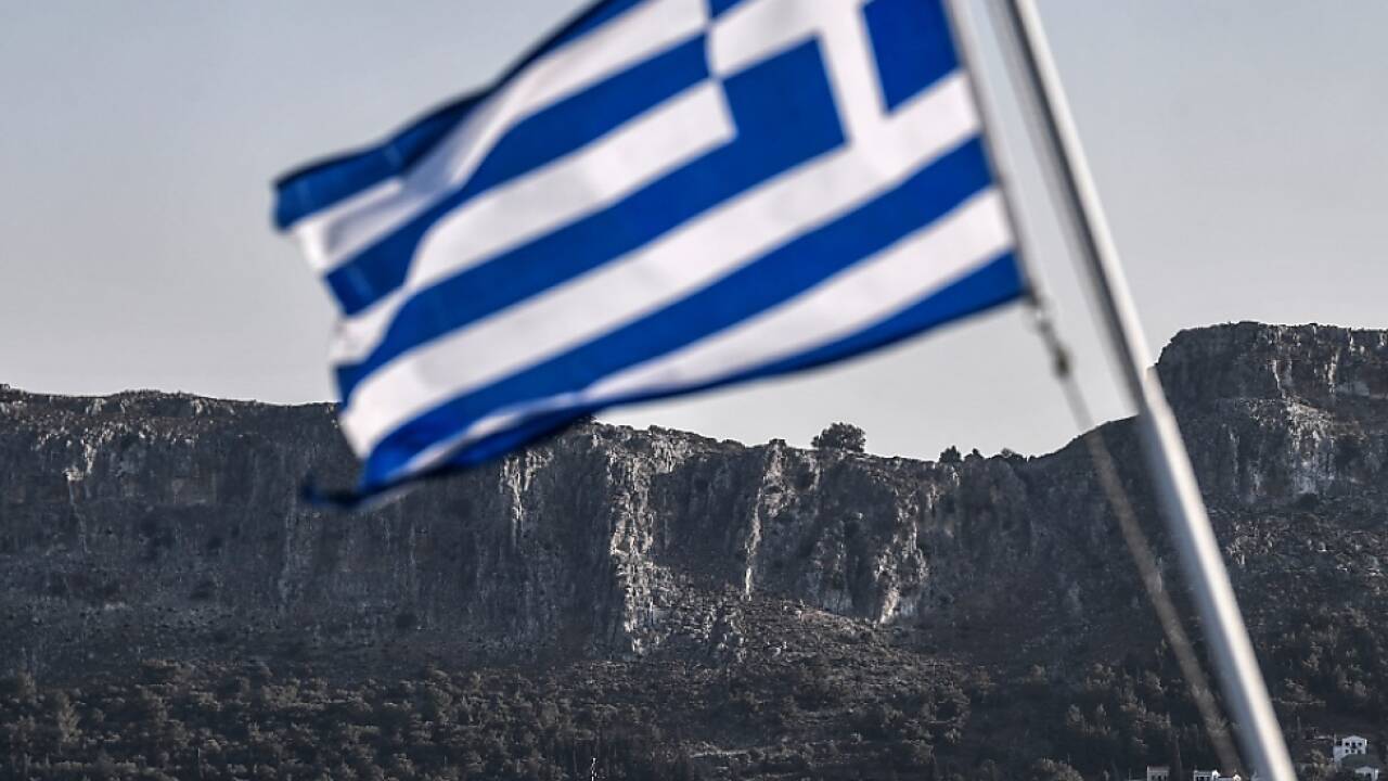 Eine griechische Flagge vor der Dodekanes-Insel Kastellorizo 
