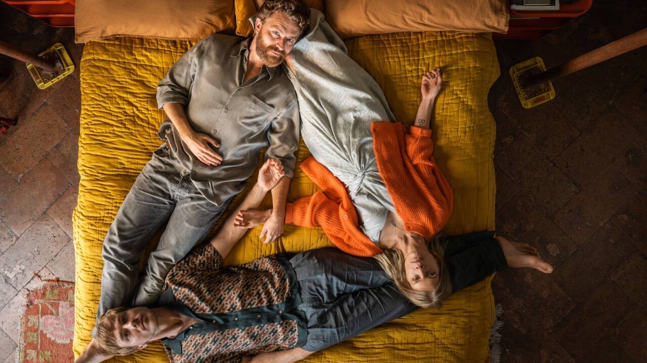 Am Set des Sky-Originals „Paradiso“: Friedrich Mücke, Alina Tomnikov und Albrecht Schuch. 