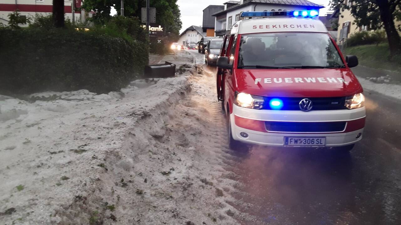 Die Feuerwehr Seekirchen bei den Aufräumarbeiten nach dem Unwetter mit Hagel. 