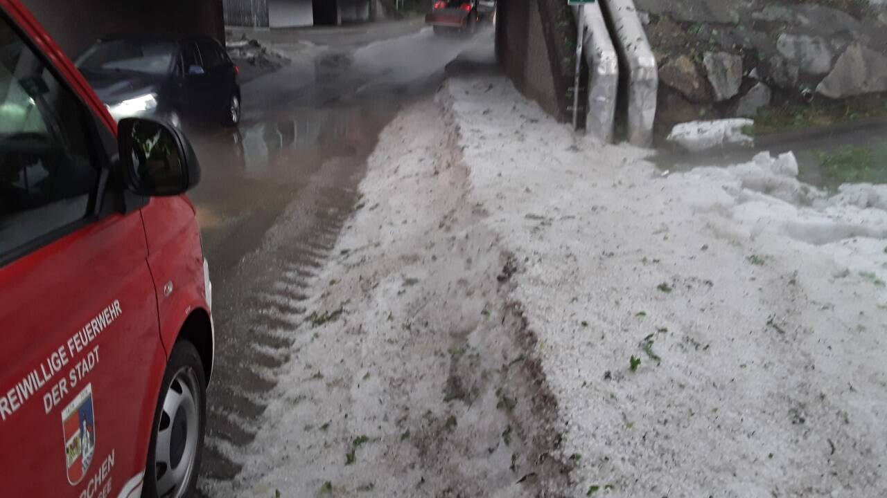 Die Feuerwehr Seekirchen bei den Aufräumarbeiten nach dem Unwetter mit Hagel. 